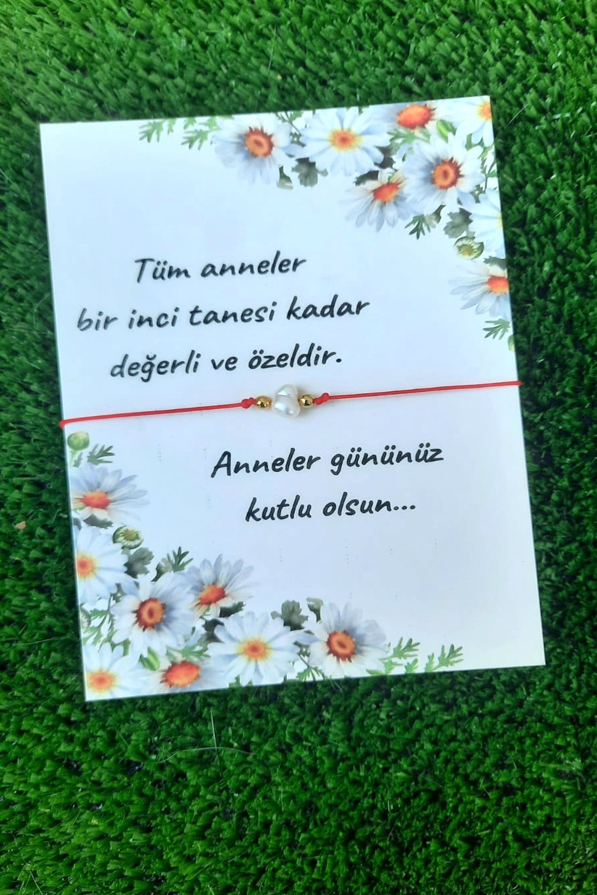 3cd7b14158694156b37b2caa31e85436.jpg 10 Adet Anneler Günü Hediye Bileklik- Papatya Kartlı - Parlak Kuşe Kartlı - Tek Tek Jelatinli - - Görsel 1